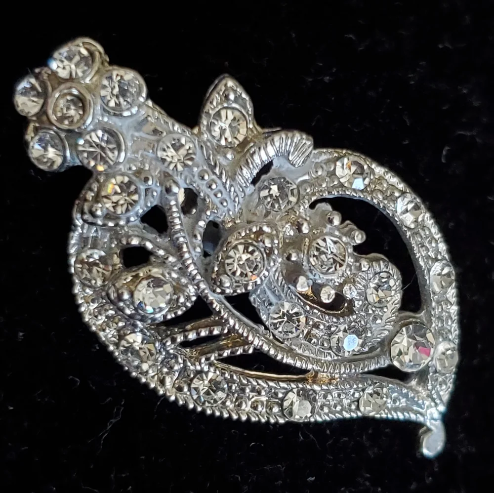 Vintage silvertone flower and leaf brooch with rhinestones